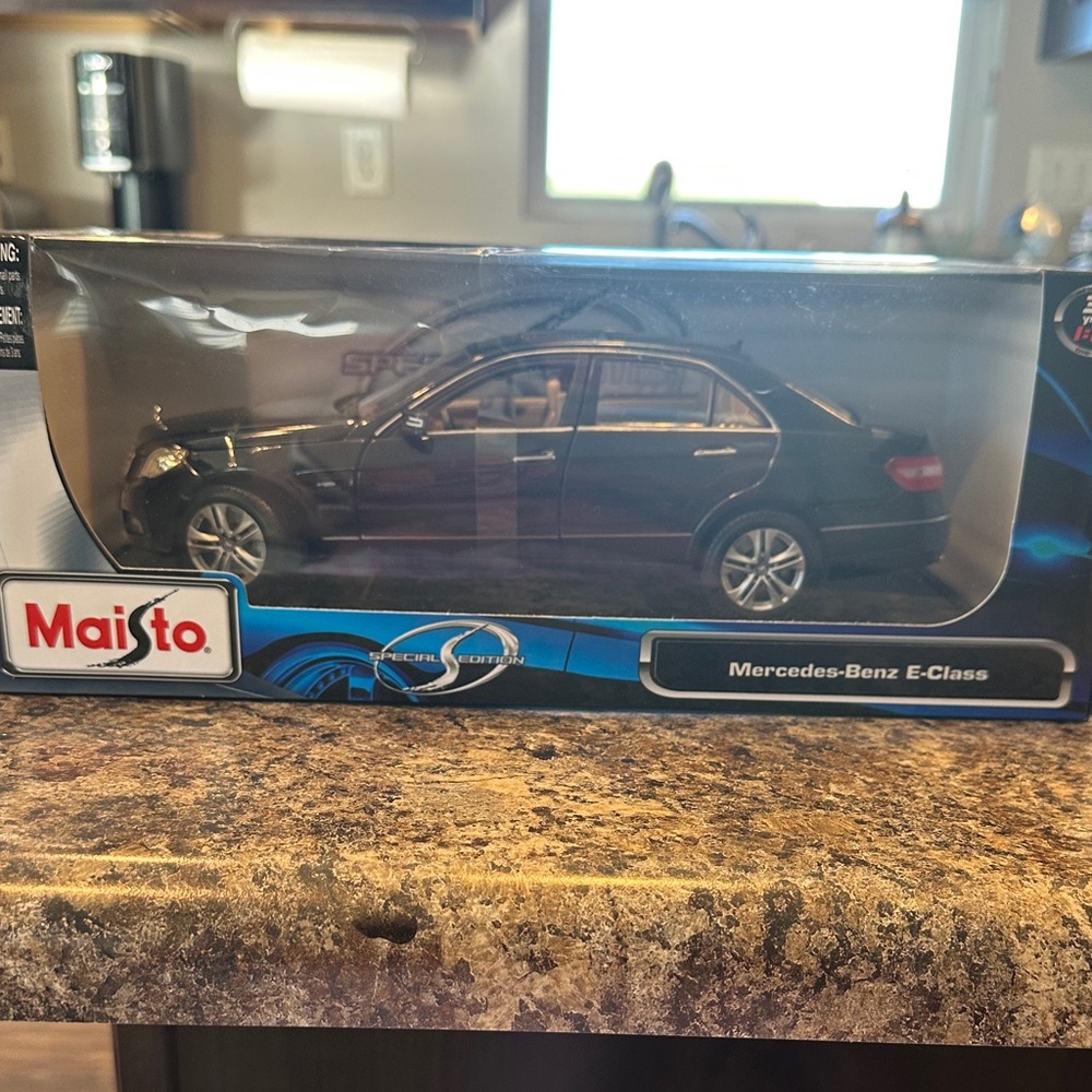 Maisto Mercedes-Benz E-Class Model Car - Black